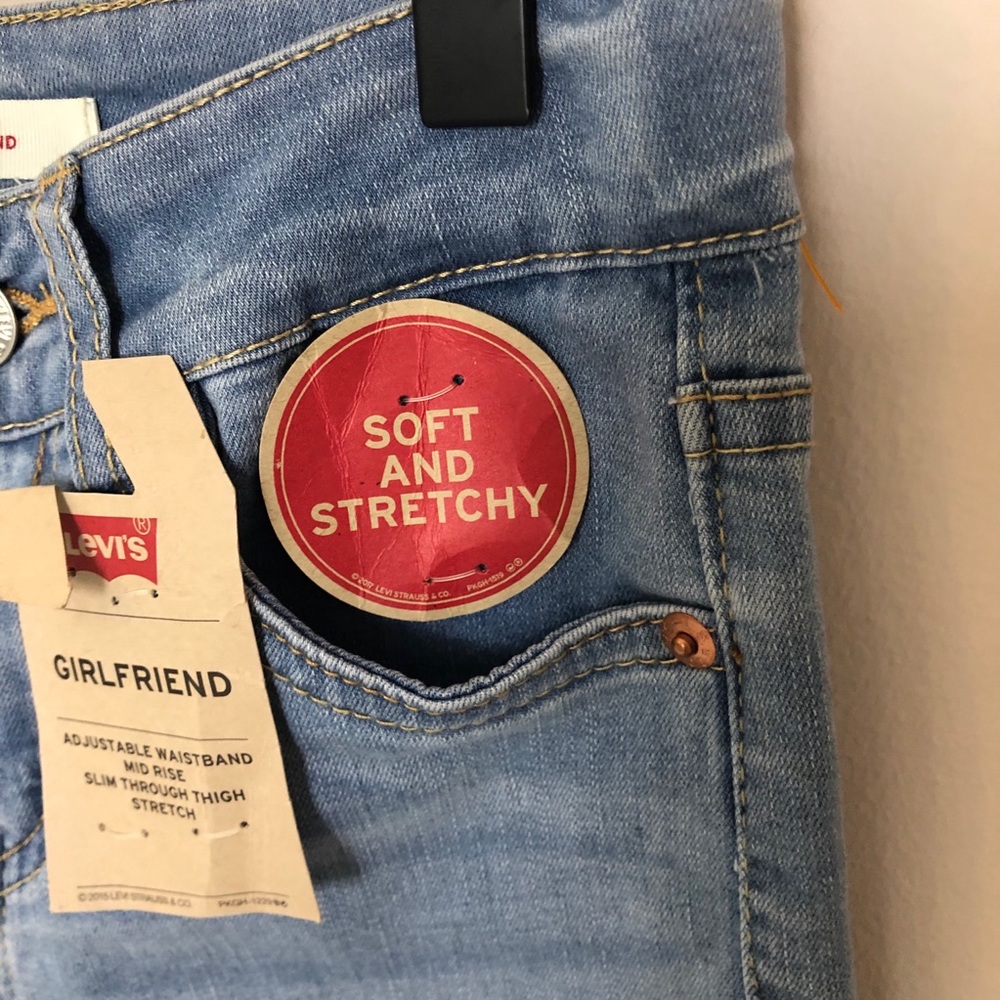 Girls Levi’s Girlfriend Fit Jeans - Picture 4 of 4